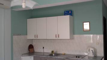 Apartment (One bedroom Apartment with Sea View a) | Eigene Kochnische | Kühlschrank