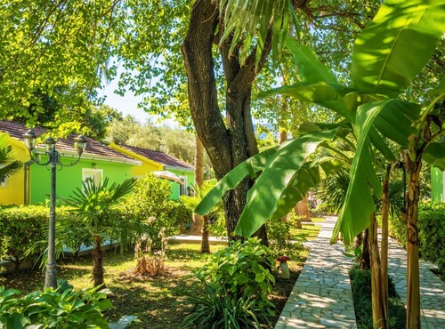 Nirvana Apartments & Auto Camp