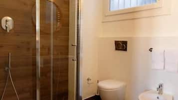 Camera familiare, vista città | Bagno