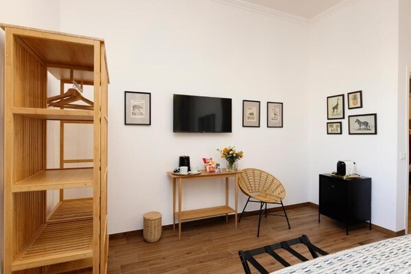 Double Room, City View | Interior