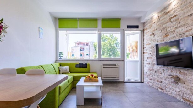 Apart Daire (Two Bedroom Apartment) | Oturma odası | Kablolu TV kanalları bulunan 32 inç düz ekran televizyon 