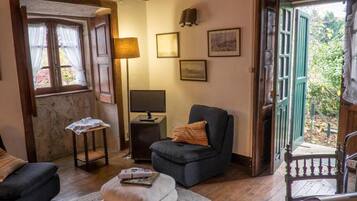 Quarto duplo luxo, sacada, vista para o jardim | Área de estar