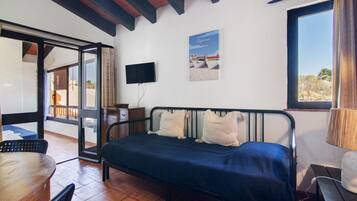 1 bedroom, bed sheets