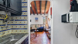 A kitchen with a tiled backsplash, a sink, and a microwave. - Pedras del Rei 8 (Pedrinhas del Rei) (Santa Luzia)