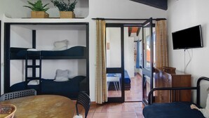 A room with bunk beds, a TV, a table, and a chair. - Pedras del Rei 8 (Pedrinhas del Rei) (Santa Luzia)