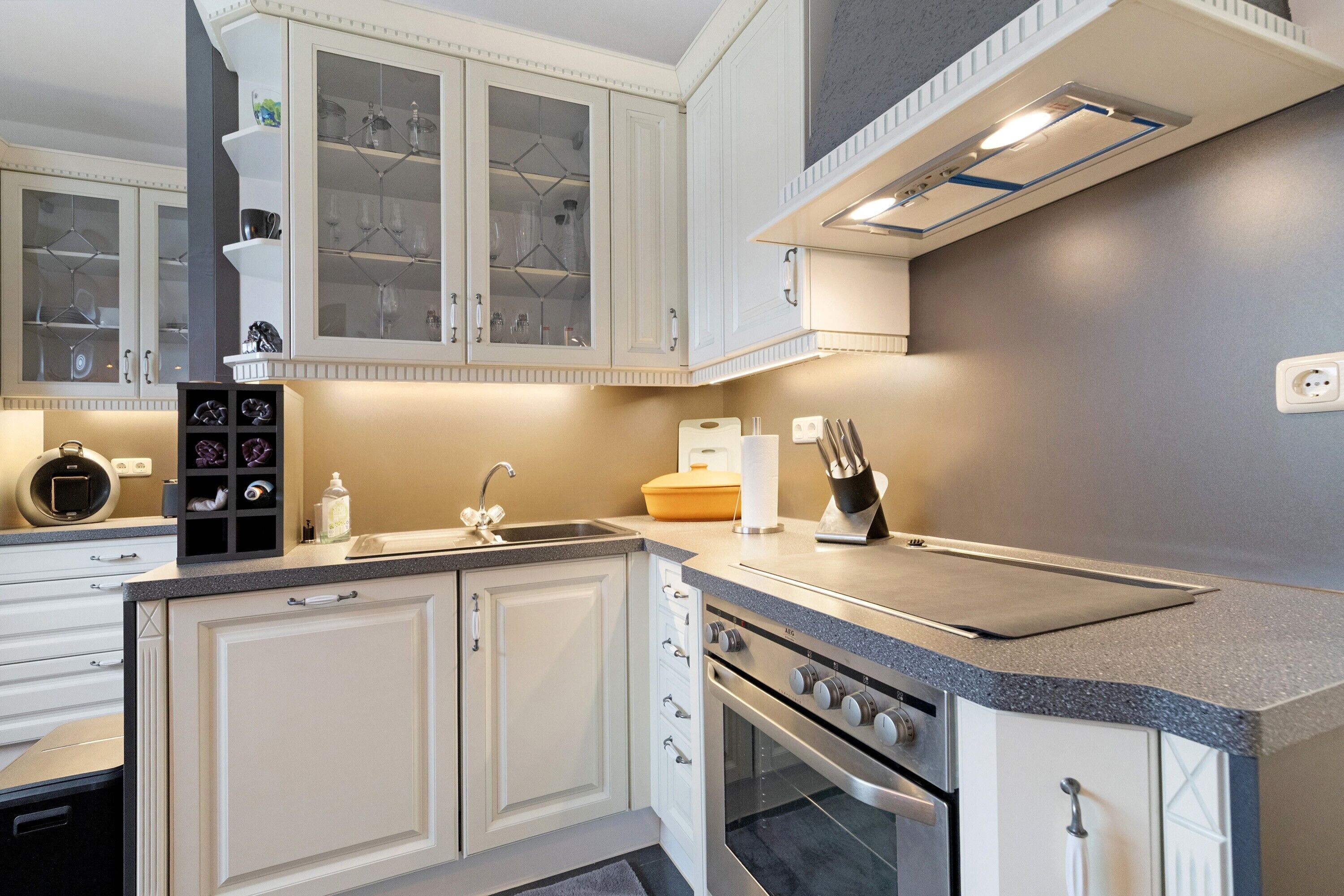 Fridge, oven, stovetop, dishwasher