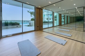 Fitness facility - Sky-High 1BR with Community View, Just a Stone’s Throw from the Mall and Parks (Dubai)