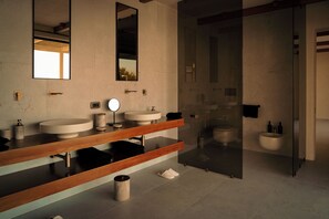 Douche, sèche-cheveux, bidet, serviettes fournies