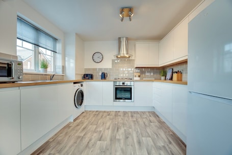 Appartamento Comfort | Cucina privata | Microonde, forno, piano cottura, pentole/stoviglie/utensili. Watch Tower Apartment by Week2Week