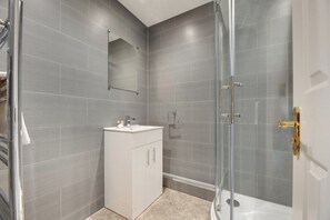 Comfort Apartment | Bathroom - Watch Tower Apartment by Week2Week (North Shields)