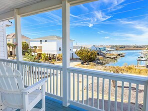 Property grounds - Pelican Manor Unit D: 4 Bdrm/4.5 Ba, with wrap-around balconies with marsh views, modern décor, updated appliances, ample parking, and just a 1-minute walk to the beach. (North Myrtle Beach)