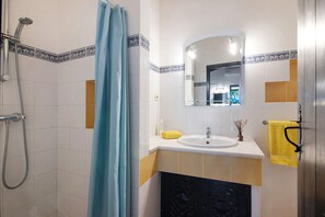Dusche, Haartrockner, HandtĂŒcher