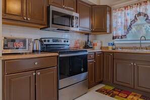 Fridge, microwave, oven, stovetop - Orlando Home Near Boombah Sports Plex & Universal (Orlando)