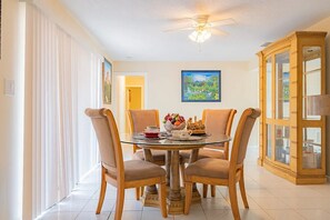 Dining - Orlando Home Near Boombah Sports Plex & Universal (Orlando)