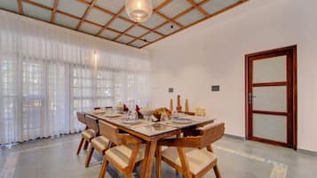 Deluxe Villa | Dining