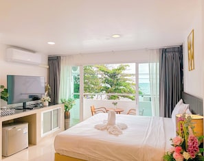 Kamar Deluks | Meja kerja, Wi-Fi gratis, dan seprai linen