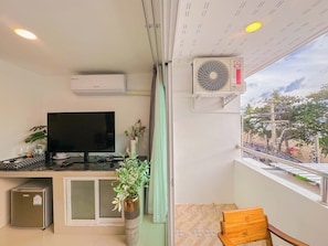 Kamar Deluks | Meja kerja, Wi-Fi gratis, dan seprai linen