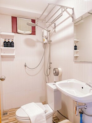 Deluxe Room, Ocean View | Bathroom - Marina Jomtien Beach (Pattaya)