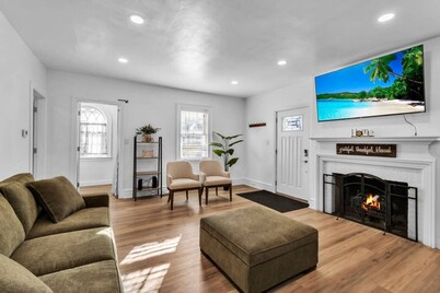 Beautiful 4BR Retreat Minutes from Niagara Falls