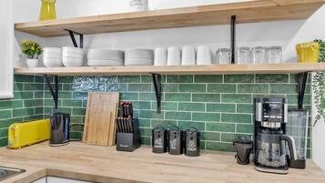 Kylskåp, mikrovågsugn, ugn och kaffe- och tebryggare