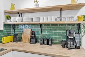 Refrigerador, microondas, horno y cafetera y tetera 