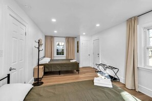 4 bedrooms, iron/ironing board, WiFi, bed sheets