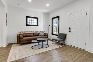 Living area - Stylish 4BR Home | Mins to Falls & All Attractions (Niagara Falls)