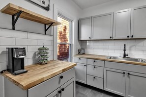 Private kitchen - Stylish 4BR Home | Mins to Falls & All Attractions (Niagara Falls)