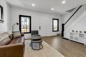 Living area - Stylish 4BR Home | Mins to Falls & All Attractions (Niagara Falls)