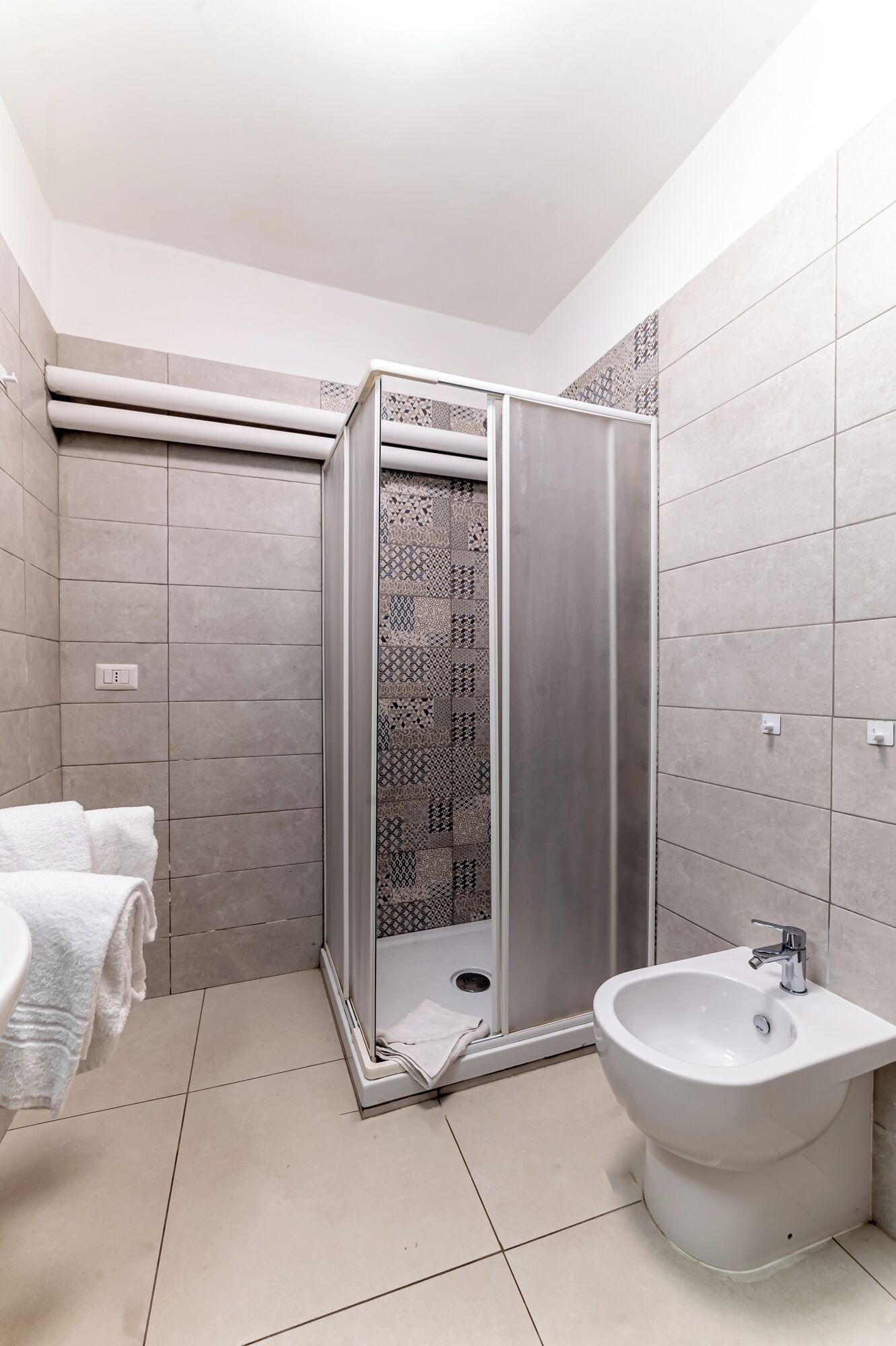 Classic-Doppel- oder -Zweibettzimmer | Badezimmer | Dusche, Haartrockner, Bidet, Handtücher