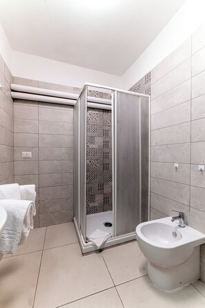 Classic-Doppel- oder -Zweibettzimmer | Badezimmer | Dusche, Haartrockner, Bidet, Handtücher