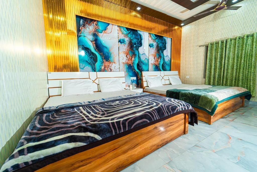 Un dormitorio con dos camas, un cuadro abstracto grande en la pared y una cortina verde.