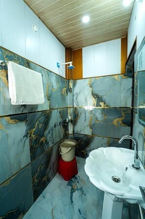 Shower, free toiletries, towels, soap - Omji Ashram - Darshan Bhawan (Ayodhya)
