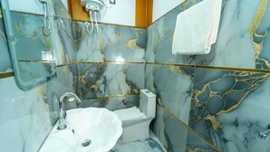Ein Badezimmer mit Waschbecken, Toilette und Dusche.