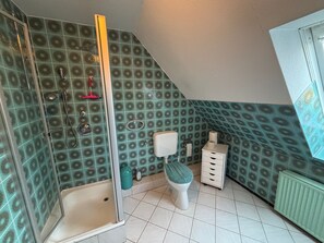 Shower, towels, soap, toilet paper - Schäfer: cozy vacation apartment on the upper floor. (Wallsbüll)