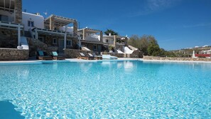 Outdoor pool - Villa THEA Myconian Vision Villas (C9GQ+Q6 Ελιά, Greece)