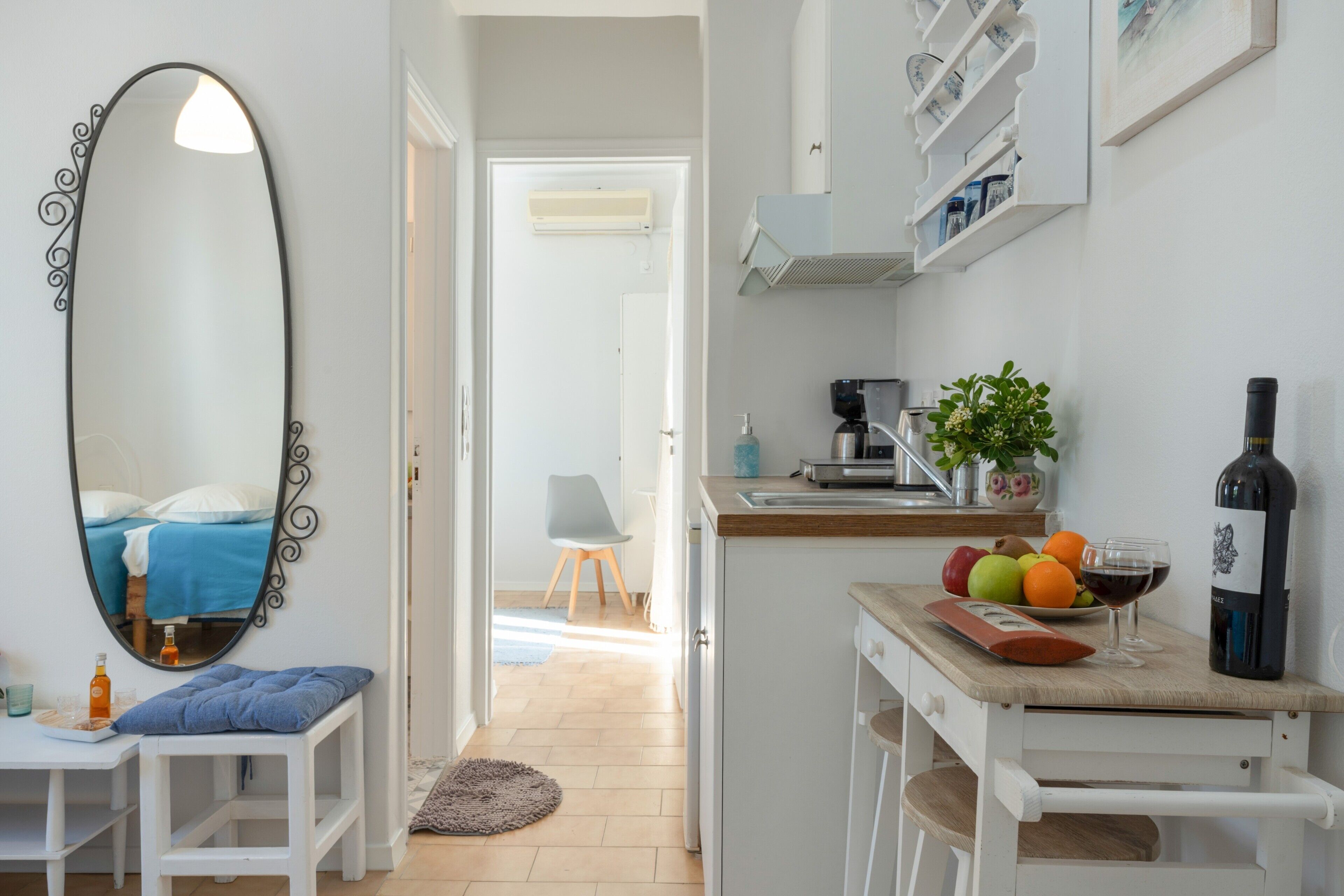 Fridge, stovetop, coffee/tea maker, electric kettle