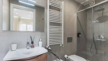 Dusche, Haartrockner, Bidet, Handtücher