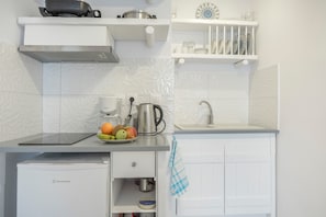 A modern kitchen with a refrigerator, a kettle, a coffee maker, and a sink. - Apartment '- Ground Floor' with Balcony, Wi-Fi and Air Conditioning (Katápola)