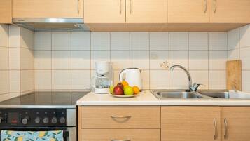 Frigorífico, horno, placa de cocina y cafetera o tetera