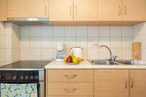 Fridge, oven, stovetop, coffee/tea maker