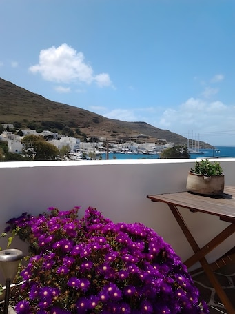 Property grounds. Room No 6 with Sea View, Wi-Fi, and Air Conditioning