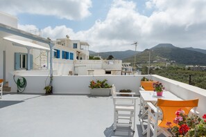 Outdoor dining - Room No 6 with Sea View, Wi-Fi, and Air Conditioning (Katápola)