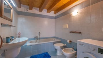 Apartment, 1 King-Bett und Schlafsofa, Stadtblick | Badezimmer