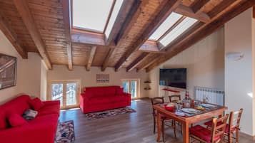 Leilighet, 1 kingsize-seng med sovesofa, byutsikt | Oppholdsområde