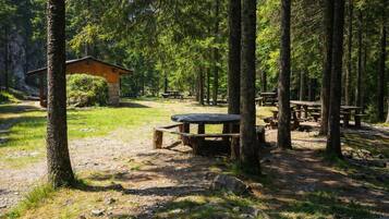 Appartamento, 1 letto king con divano letto, vista città | Ristorazione all'aperto