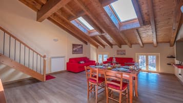 Apartment, 1 King-Bett und Schlafsofa, Stadtblick | Wohnbereich