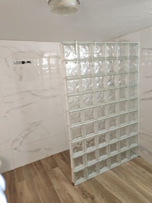 Douche, serviettes fournies, papier toilette