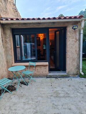 Outdoor dining - Furnished T2 apartment in a quiet villa in Mougins (Mougins)