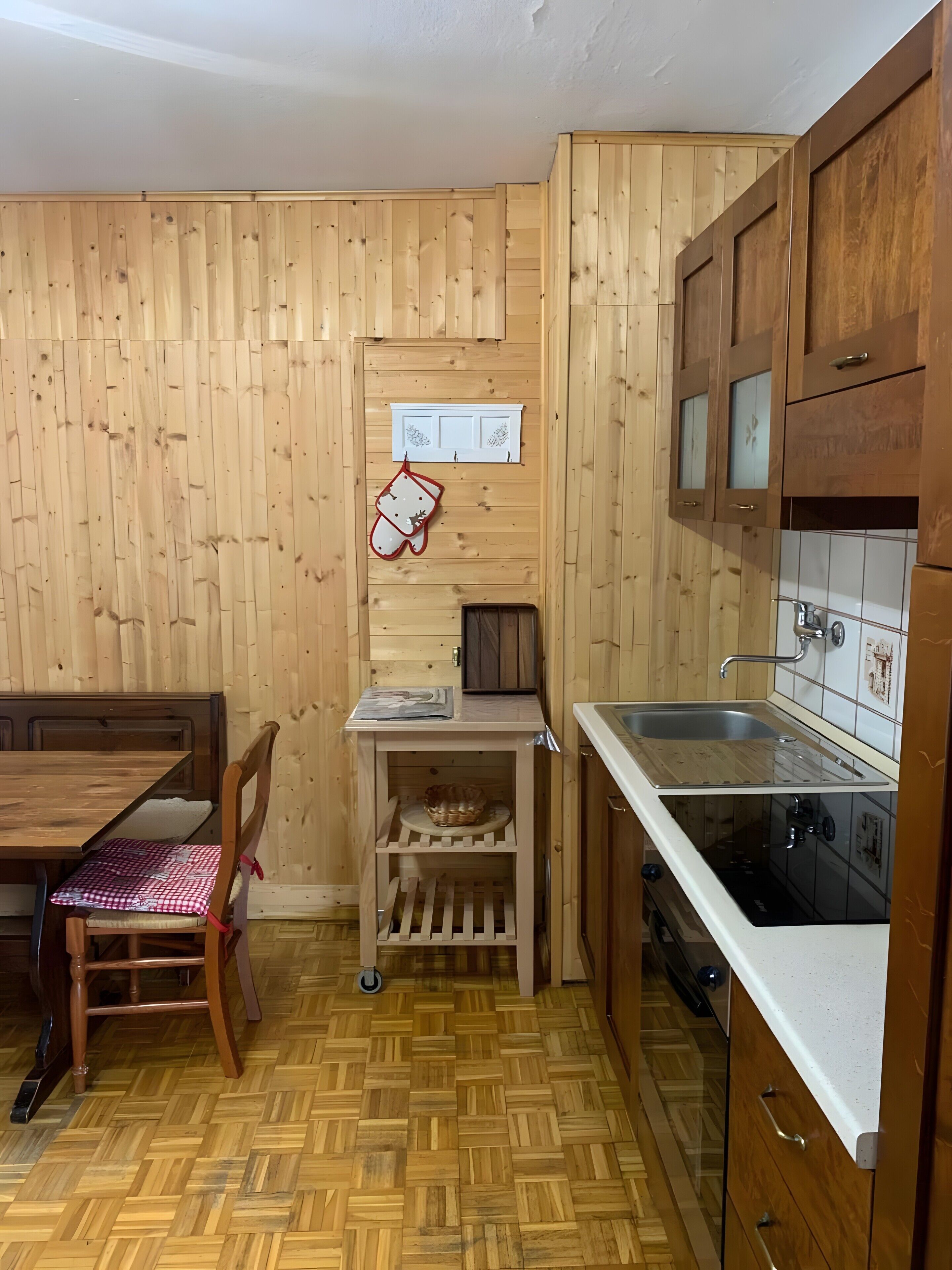 Frigorifero, forno, piano cottura, macchina per tè/caffè